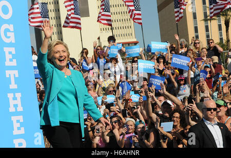 Tampa, Florida, Stati Uniti d'America. 26 ott 2016. Ottobre 26, 2016 - Tampa, Florida, Stati Uniti - Candidato presidenziale democratica Hillary Clinton onde ai sostenitori come lei arriva in corrispondenza di un inizio di campagna di voto al rally di Curtis Hixon Waterfront Park a Tampa, Florida il 26 ottobre 2016, la sua sessantanovesima compleanno. Credito: Paul Hennessy/Alamy Live News Foto Stock