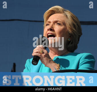 Tampa, Florida, Stati Uniti d'America. 26 ott 2016. Ottobre 26, 2016 - Tampa, Florida, Stati Uniti - Candidato presidenziale democratica Hillary Clinton parla di un inizio di campagna di voto al rally di Curtis Hixon Waterfront Park a Tampa, Florida il 26 ottobre 2016, la sua sessantanovesima compleanno. Credito: Paul Hennessy/Alamy Live News Foto Stock