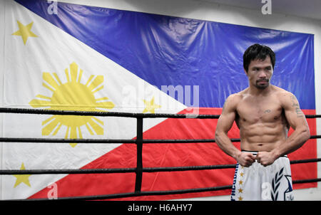 Los Angeles, California, USA. 25 ott 2016. MANNY PACQUIAO INDOSSA fa il suo ultimo allenamento presso la wild card palestra per il suo prossimo lotta con Jessy Vargas martedì. I due si lotta 5 Novembre presso la Thomas & Mac arena. © Gene Blevins/ZUMA filo/Alamy Live News Foto Stock