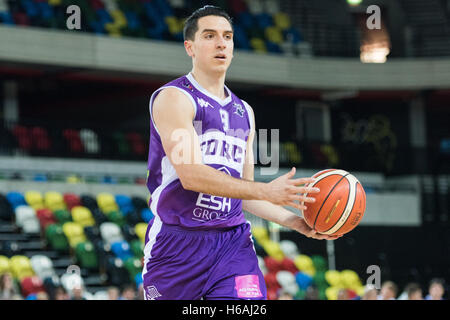 Londra, UK, 26 ottobre 2016. London Lions beat Leeds vigore 91 vs 65. Forza di Leeds Robert Sandoval (09) si sposta fino alla corte. Credito: pmgimaging/Alamy Live News Foto Stock