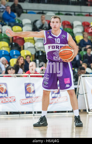 Londra, UK, 26 ottobre 2016. London Lions beat Leeds vigore 91 vs 65. Leeds Force Isacco Mourier (10) dirige il suo compagno di squadra durante il gioco. Credito: pmgimaging/Alamy Live News Foto Stock