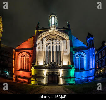 York, Regno Unito. 26 ottobre, 2016. Prima notte di illuminare York Festival che vede edifici iconici trasformato usando luce pittura e installazioni di artisti internazionali. La foto mostra l'illustrazione da società di Luce e illuminazione (SLL) che hanno lavorato con quattro scuole di York per creare un sistema di illuminazione sul lato anteriore di St Michael le Belfrey chiesa. Il festival si svolge fino a Sabato, Ottobre 29th. Foto Fotografia Bailey-Cooper/Alamy Live News Foto Stock