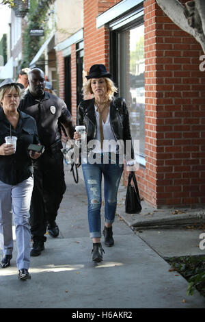 Los Angeles, Ca, Stati Uniti d'America. 26 ott 2016. Sharon Stone visto il prelievo di caffè sulla Melrose Place a Los Angeles, la California il 26 ottobre 2016. Credito: Giovanni Misa/media/punzone Alamy Live News Foto Stock