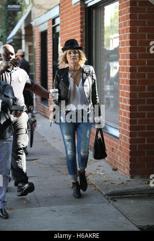 Los Angeles, Ca, Stati Uniti d'America. 26 ott 2016. Sharon Stone visto il prelievo di caffè sulla Melrose Place a Los Angeles, la California il 26 ottobre 2016. Credito: Giovanni Misa/media/punzone Alamy Live News Foto Stock