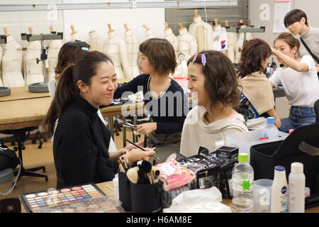 Tokyo, Giappone. 26 ott 2016. I modelli a prepararsi per la nana internazionale Fashion Show in Shibuya il 26 ottobre 2016 a Tokyo, Giappone. La mostra con 6 modelli da tutto il mondo mira a mostrare che il nanismo è un punto di forza. I disegni sul display sono stati creati da etichetta di NYC, American guardaroba. Credito: Michael Steinebach/AFLO/Alamy Live News Foto Stock