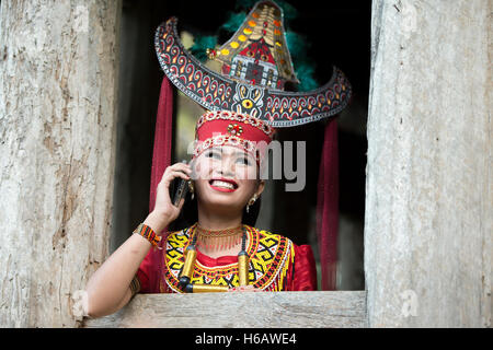 Toraja tradizionali pongono ballerino per fotocamera con colorato costume tradizionale. La danza chiamato Sanda Oni. Foto Stock
