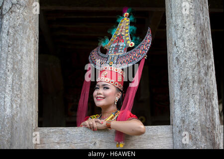 Toraja tradizionali pongono ballerino per fotocamera con colorato costume tradizionale. La danza chiamato Sanda Oni. Foto Stock