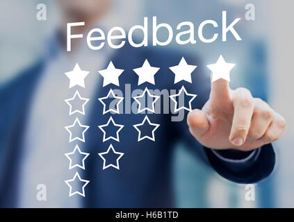 Cliente soddisfatto spingendo un cinque stelle di valutazione di feedback pulsante su una interfaccia virtuale applicazione Foto Stock