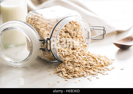 Laminato secco farina di avena in un barattolo di vetro. Foto Stock