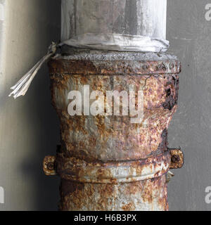 Primo piano di un vecchio metallo arrugginito drainpipe Foto Stock