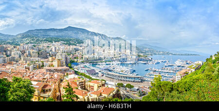 Monaco Montecarlo principato vista aerea cityscape. Grattacieli, montagne e marina. Costa Azzurra. In Francia, in Europa. Foto Stock