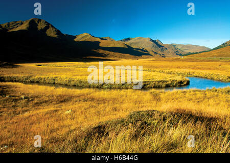 Il Sud Glen Shiel Ridge e il fiume Shiel, vicino il Cluanie Inn, Glen Shiel, Skye e Lochalsh, Highland Foto Stock