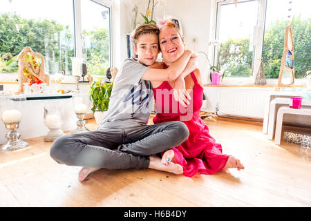 Artista Alison riunitore a casa a Shoreham-da-mare, con suo figlio, Parys. Foto Stock