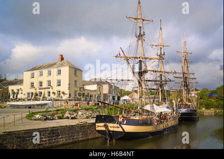 Vecchie navi a vela nel dock di manutenzione presso il porto di Charleston in Cornwall Regno Unito Foto Stock