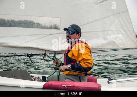 Belgrado Finn Cap 2016, Serbia - Boris Adjanski nella classe Finn barca a vela partecipa a uno dei match race regate Foto Stock