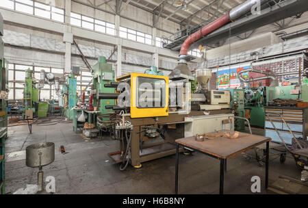 Macchina edificio-impianto. Negozio con macchine per la produzione di parti in plastica. Stampaggio ad iniezione di materiale termoplastico macchina Foto Stock