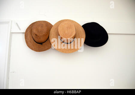 Fila di mens cappelli amish appendere in una casa Amish di Lancaster in Pennsylvania usa Foto Stock