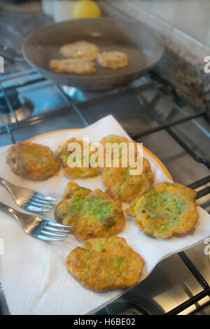 Zucchine fritte frittelle su un bianco di carta assorbente Foto Stock