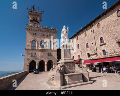 Statua della Libertà si trova sulla piazza della Libertà, di fronte al palazzo del governo nella Repubblica di San Marino Foto Stock