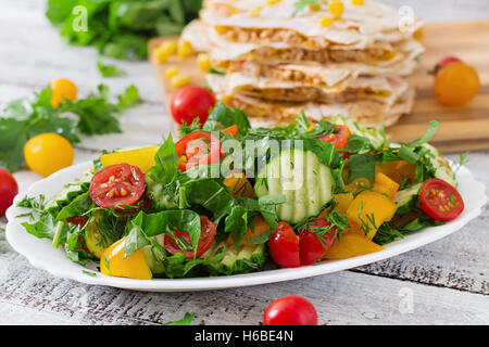 Mexican Quesadilla wrap con pollo, mais e peperoni dolci e insalate fresche. Foto Stock