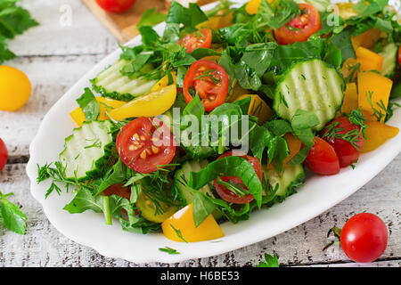 Insalata fresca di pomodori, cetrioli, peperoni, rucola e aneto Foto Stock