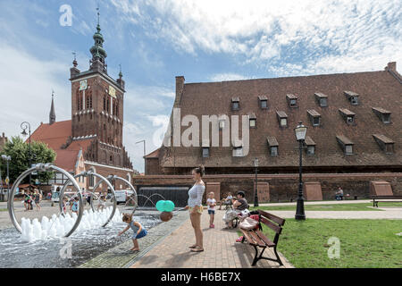 Chiesa di Santa Caterina + Grande Mulino, Danzica, Polonia Foto Stock