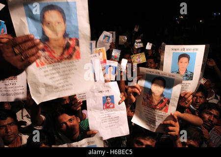 Gli operatori di soccorso tentare di salvare intrappolato indumento lavoratori della rana Plaza edificio che crollò in Savar a Dhaka Foto Stock