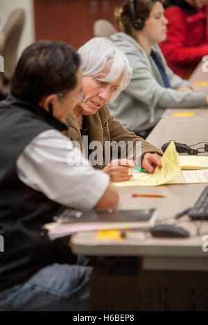 Un dottorato di ricerca docente tutor una mezza età americano asiatico l uomo Nel learning center di Santa Ana CA Community College. Foto Stock