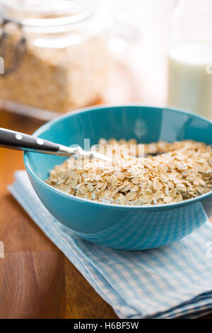 A secco di fiocchi d'avena e laminati in blu ciotola. Foto Stock