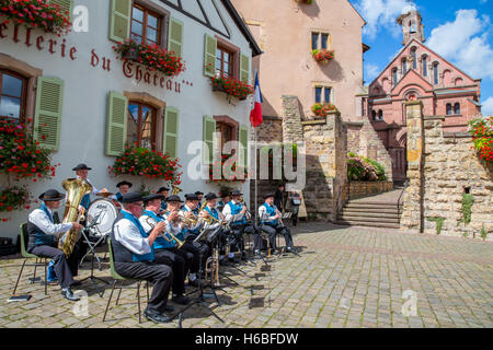 Tradizionale fanfara giocando in Eguisheim percorso vinicolo village, Alsazia, Francia Foto Stock