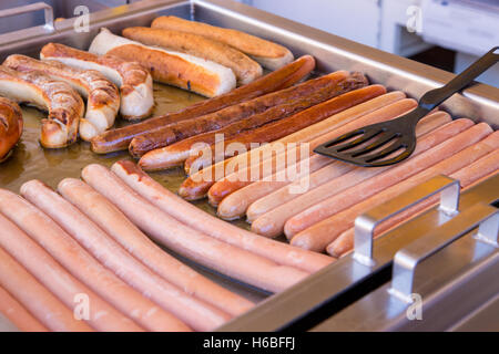 Il tedesco Wurst salsicce per la vendita su un mercato in stallo, Freiburg im Breisgau, Germania Foto Stock