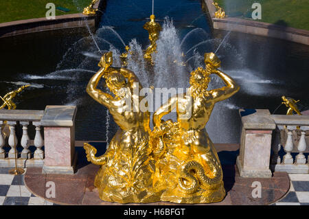 Triton, Sansone fontana, la grande cascata di Peterhof e canale del mare. Foto Stock