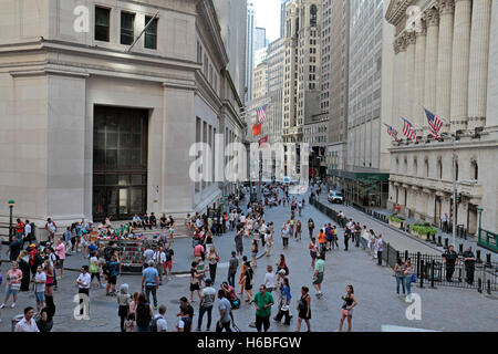 I turisti si mescolano al di fuori del New York Stock Exchange building, Broad Street, Manhattan, New York, Stati Uniti. Foto Stock