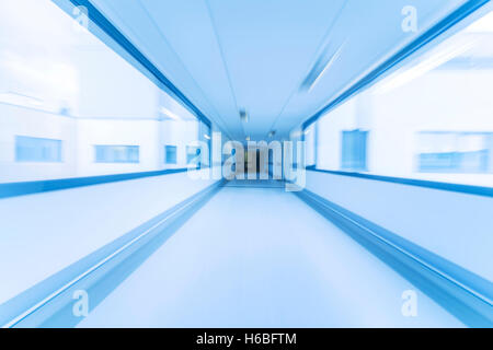 Un moto fotografia sfocata di un ospedale vuoto corridoio Foto Stock