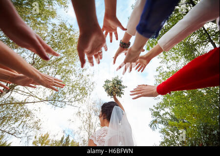 Mano bridesmaids tracciata in corrispondenza del mazzo di nozze Foto Stock