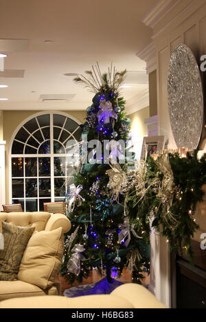 Grandi classici interni decorati per Natale, con albero di Natale in blu e argento Foto Stock