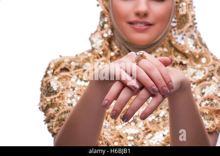 Mani con gioielli anelli nel concetto di moda Foto Stock