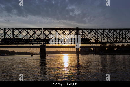 Belgrado, Serbia - Treno attraversando il ponte sul fiume Sava al crepuscolo Foto Stock