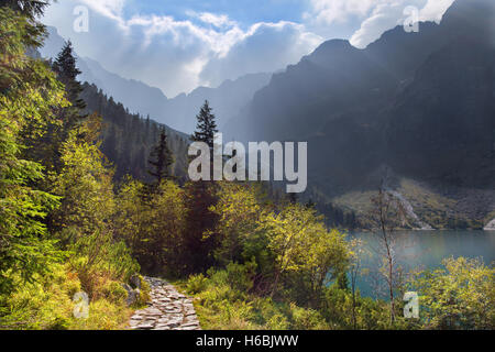 Alti Tatra - Tourist modo round di Morskie Oko lago in controluce Foto Stock