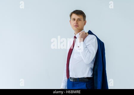 Un Uomo in camicia bianca boxing sorridente seduta permanente squatting e mostra il suo dritto Foto Stock