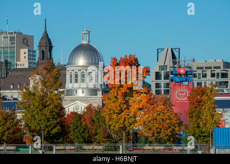 Canada Quebec, Montreal. Vecchia area portuale dello skyline della città vista dal fiume San Lorenzo in autunno. Mercato di Bonsecours. Foto Stock