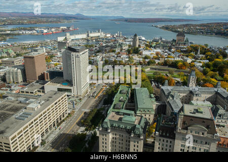 Canada Quebec, Quebec City. Città del litorale panoramica con hotel Chateau Frontenac e Hilton Hotel in autunno. Foto Stock