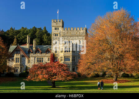 Hartley Castello alla Strada Regia Università con alberi d'autunno-Victoria, British Columbia, Canada. Foto Stock