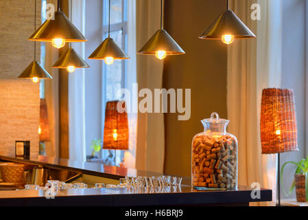 vintage hanging edison lights at bar Foto Stock