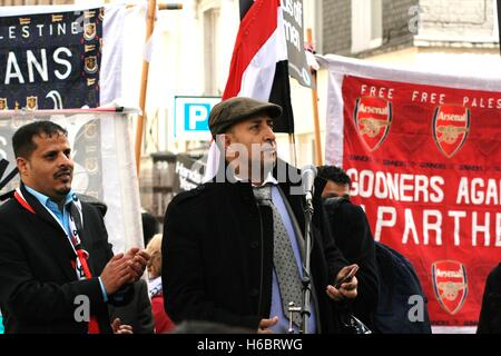 Un uomo parla a fermare la guerra in Yemen rally al di fuori della Saudi Arabian embassy su Charles Street a Londra, con i membri di fermare la guerra e di coalizione football association gruppi di solidarietà con la Palestina. Foto Stock