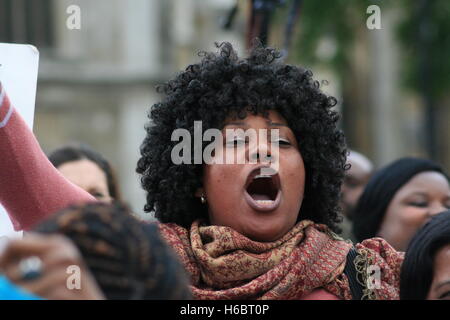 Un manifestante grida "fermo centri, chiudile' a una protesta contro il legno Yarls immigrazione Centro di rimozione, che i manifestanti accusano l azienda di sicurezza privata della Serco, abusando del le donne detenute in loco. Foto Stock