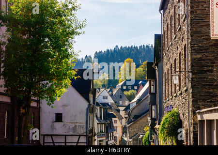 Le case del borgo medievale Monschau in Germania. Foto Stock