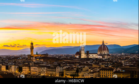 Vista panoramica della citta' al tramonto dal Piazzale Michelangelo, Piazzale Michelangelo, con la Cattedrale di Santa Maria del Fiore e Foto Stock