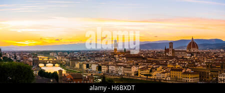 Vista panoramica della citta' al tramonto dal Piazzale Michelangelo, Piazzale Michelangelo, con Ponte Vecchio, Palazzo Vecchio e Foto Stock