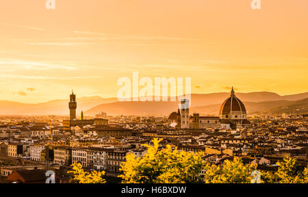 Vista panoramica della citta' al tramonto dal Piazzale Michelangelo, Piazzale Michelangelo, con Palazzo Vecchio e Cattedrale di Santa Foto Stock